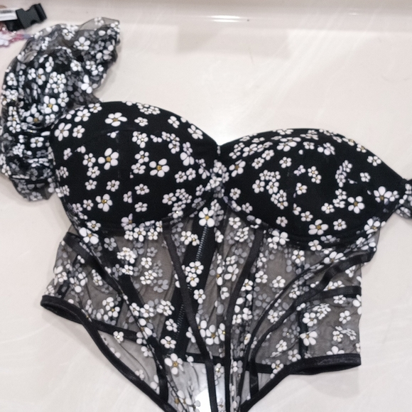 Corset - Picture 6 of 8